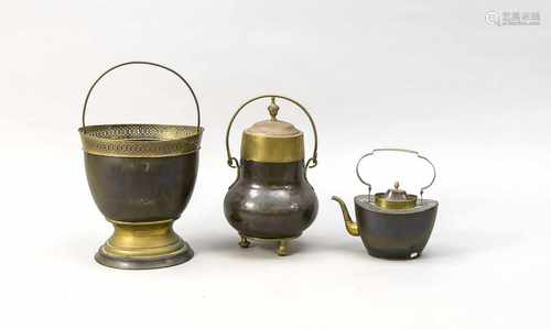 Three share early 19th century copperware. Cover-up, teapot, tea stove. Size: 26-34 cm. In good