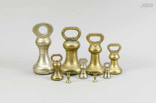 Lot of nine English edition bronze weights. Partly nickel. Size: 3-19 cm. In good condition.