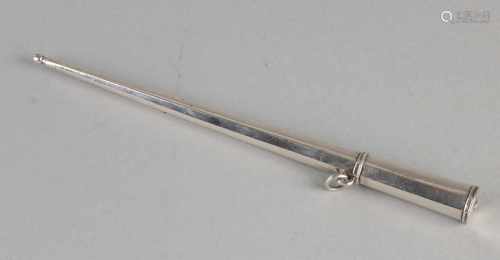 Beautiful 18th century eight-sided 835/000 silver knit sheath with carrying ring and crowned. O =