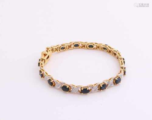 Gold silver bracelet, 925/000, with sapphire. Ornate bracelet with 15 oval faceted sapphires.