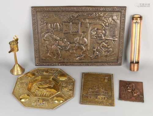 Six volumes antique brassware. Circa 1920. Comprising: Four beaten copper plaques, snot and