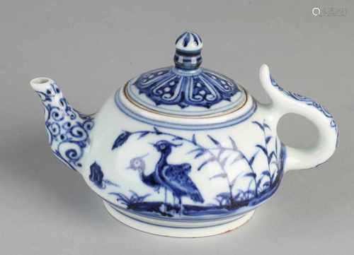 Ancient Chinese porcelain teapot with bird décor and bottom mark. Size: 9 x 14 x ø 9,5 cm. In good