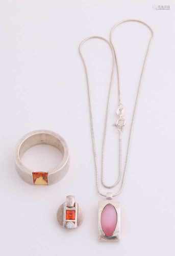 Three silver jewelery with colored stones, 925/000, a fine hose necklace with rectangular pendant
