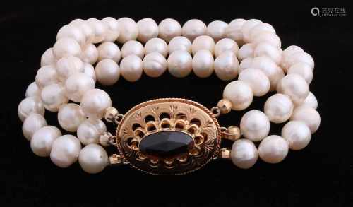Bracelet with 3 rows of fresh water pearls, diameter 8 mm, fixed to a golden yellow oval closure,
