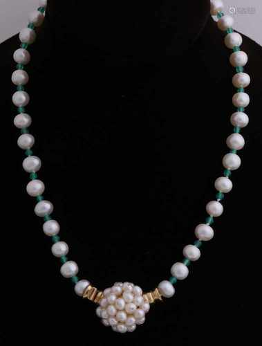 Necklace of beads, ø8 mm, and nephrite, ø 3mm attached to a gold pendant, also closing in the form