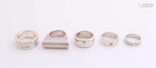 Lot with five silver rings, 925/000, 2 with cubic zirconia. Total approx 86 grams, Worn, good