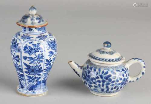 Twice Chinese porcelain. Comprising: Pull Pot, 18th century, parsley decor, chip cover. Kang Xi