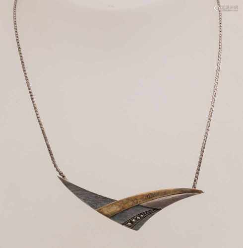 Silver choker, 925/000, having a v-shaped centerpiece with oxidized and gold-plated pieces engaged