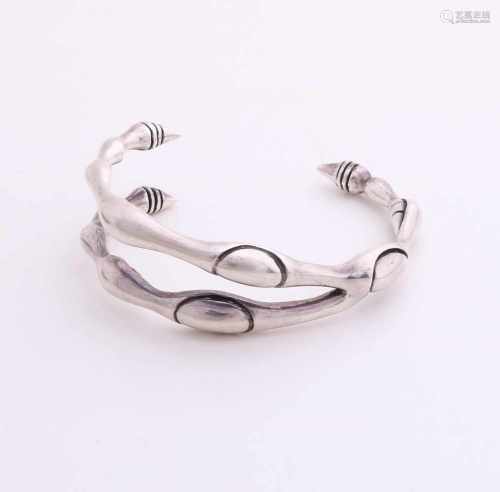 Silver bracelet, 925/000, a clip bracelet in the shape of a claw. Width 7-22mm. 58x50mm ca 53 grams.