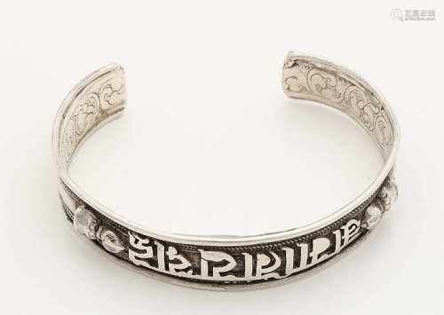 Silver clamp bracelet, BWG, with Arabic characters, twisted edges. The inner side is provided with