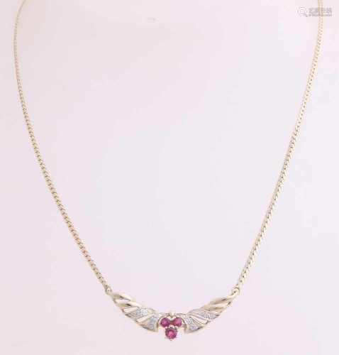 Elegant choker, 333/000, with ruby and diamond. Choker with oval gourmet necklace, in the middle a