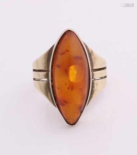 Ring, 333/000, with marquis-shaped amber. 25x11mm. ø 61 approximately 3.5 grams. Amber bit