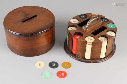 Antique mahogany roulette chips container. Including chips. Circa 1920. Size: 12 x Ø 19 cm. In