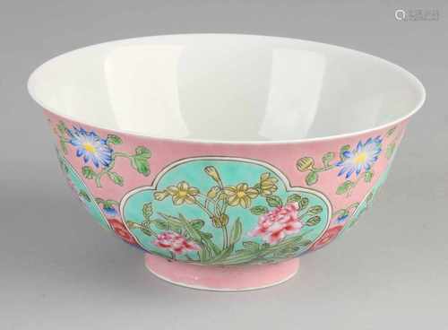 Chinese porcelain family rose bowl with floral decoration and bottom mark. 7,4x14,7Ø in good