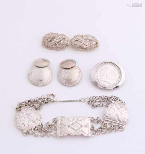 Lot silver jewelry with a region brooch made of two bubbles hat, cufflinks from half guilders and 10