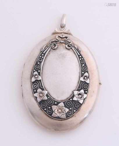 Large alpaca medallion, oval model decorated with a border of flowers includes a bow. 46x72mm,