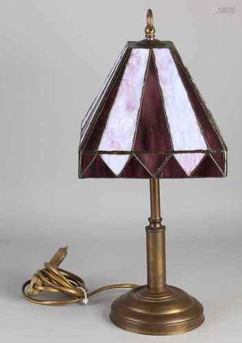 Tiffany-style table lamp with brass base. Second half 20th century. Size: H 41 cm. In good