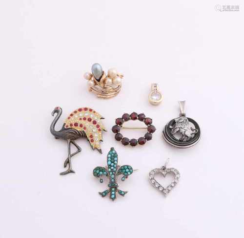 Lot with various jewelry include a pearl clip, three brooches and pendants 3. In good conditionLot