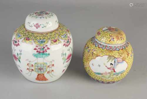 Two Chinese porcelain ginger jars with Family Rose decor, floral and figures. Size: ø 10 - ø 13