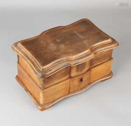 Antique walnut jewelry box. Circa 1900. Size: 16 x 28 x 18 cm. In fair / good condition.