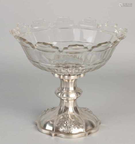 Crystal fruit bowl on silver stand, 833/000. Round dish with edge aculadevorm placed on a silver