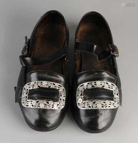 Couple costumes shoes with silver buckles, 833/000, coin. MT .: D. van der Ree, Schoonhoven, 1882-