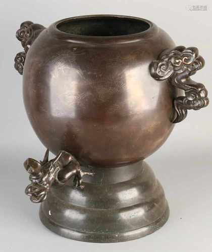 19th Century Chinese carved bronze urn engraved with drakenkopkraan and birds of paradise in the