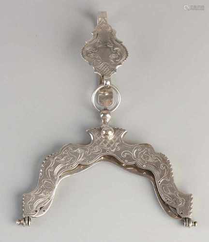 Silver Bag handle with rokhaak, So-called parrot bracket decorated with carvings and equipped with