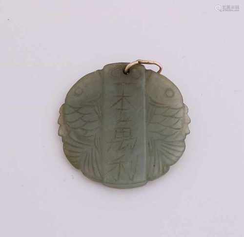 Beautiful jade pendant around gecontourneerd model with carved Chinese characters and include