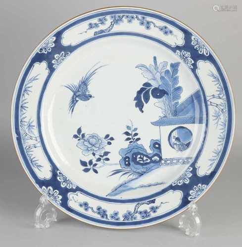 Large 18th century Chinese porcelain dish, cuckoo in the house. Size: Ø 32 cm. In good condition.