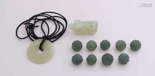 Lot 9 jade carved beads, ø 13.5 mm, a pendant in the shape of a pig and a circular pendant on a