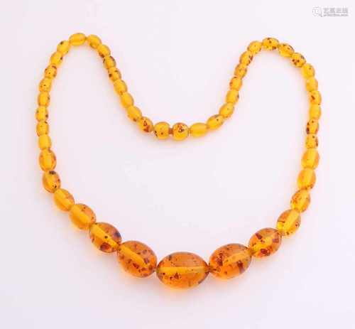 Necklace of amber, running with oval beads, 7-10mm / 18-24mm. with closure of amber. 55 cm. In