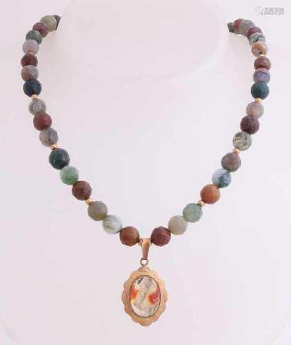 Necklace with agate and gold lock 585/000. A necklace of faceted agate, in the middle provided