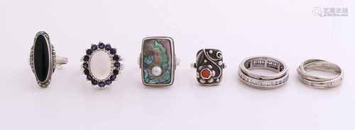 Lot 6 with silver rings, with, inter alia mark magnesite, onyx, zirconia; s mother of pearl, and