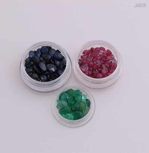 Lot with various gems with, inter alia, emerald, sapphire and ruby.