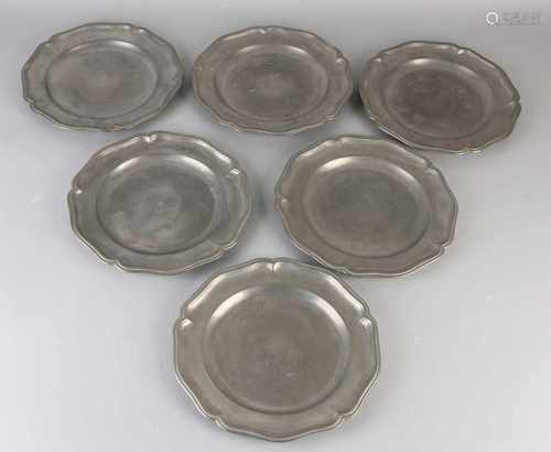 6x molded tin plates with bottom mark. 20th century. Size: ø 27 cm. In good condition.