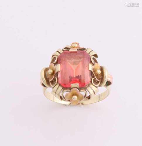 Yellow gold ring, 585/000, with orange stone. Ring with an elaborate zetkast with flowers, set