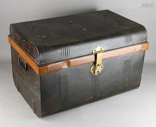 Large antique tin trunk. Circa 1920. Size: 43 x 43 x 67 cm. In good condition.