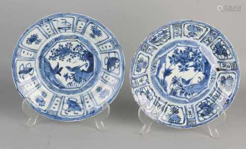 Two 17th century Chinese porcelain plates Wanli. Both damaged. Size: Ø 21 - 21.5 cm. In reasonable