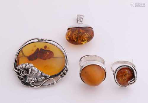 Four silver jewelery with amber, with a brooch and ring with floral machined edges, 42x45mm,