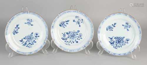 Three antique Chinese porcelain plates with floral decor. Circa 1800. Size: ø 16.5 cm. In good