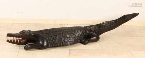 Large African wood with crossed crocodile teeth. 20th century. Dimensions: L 145 cm. In good