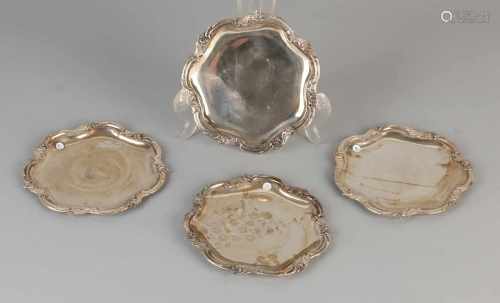 Four silver coasters, 800/000, round gecontourneerd model scrolls decorated with floral decor. ø