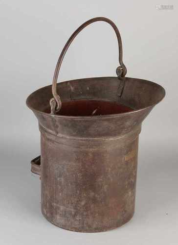 19th Century iron 10 liter size. Calibrated. Size: 36 x 32 cm dia. In good condition.