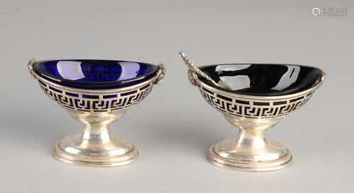 Two silver salt shakers, 925/000, with blue glass. Schuit shaped salt shakers on oval base is