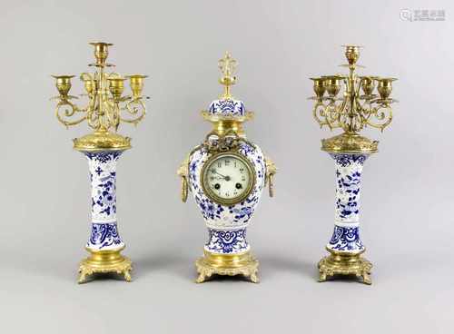 Antique clocks Fayence couple with brass. Approximately 1880. Lid pendulum Fayence glued. One vase