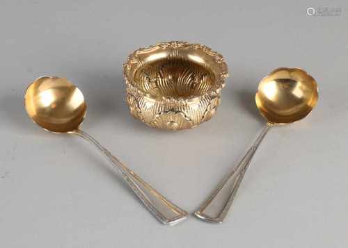 Set of two silver spoons and tray, 800/000. Two silver spoon with a circular tray with a scalloped