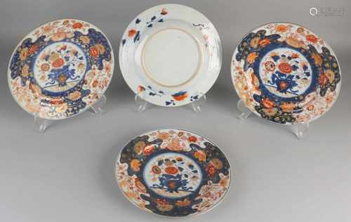 Four 18th century Chinese porcelain Imari plates with floral / gold decor. Some minimal chips. Size: