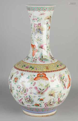 Large Chinese porcelain vase with butterfly Rose Family / floral decor. Size: H 46.5 cm. In good