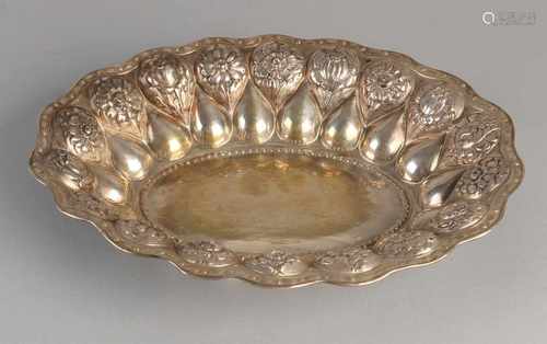 Silver scale, 800/000, oval model with molded rim and is provided with a floral operation. MT .: